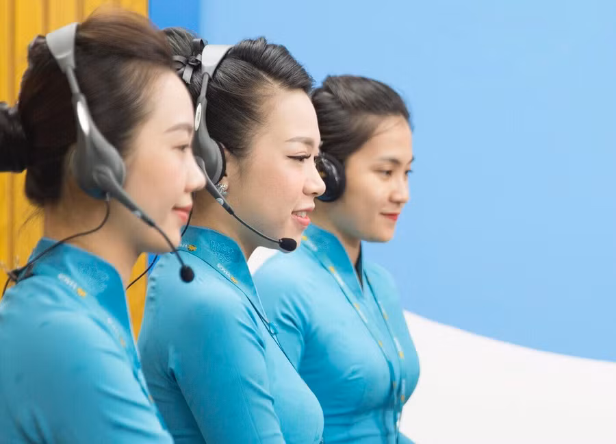 Với sự hỗ trợ của tổng đài viên, hành khách sẽ được xác nhận lịch trình chuyến bay, tư vấn về tình trạng chuyến bay và các thủ tục hàng không cần thiết và nhận số ghế ngồi trên máy bay.
