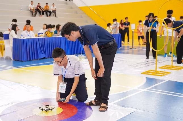 Thí sinh lập trình drone thực hiện nhiệm vụ tại sa bàn. Thí sinh lập trình drone thực hiện nhiệm vụ tại sa bàn.