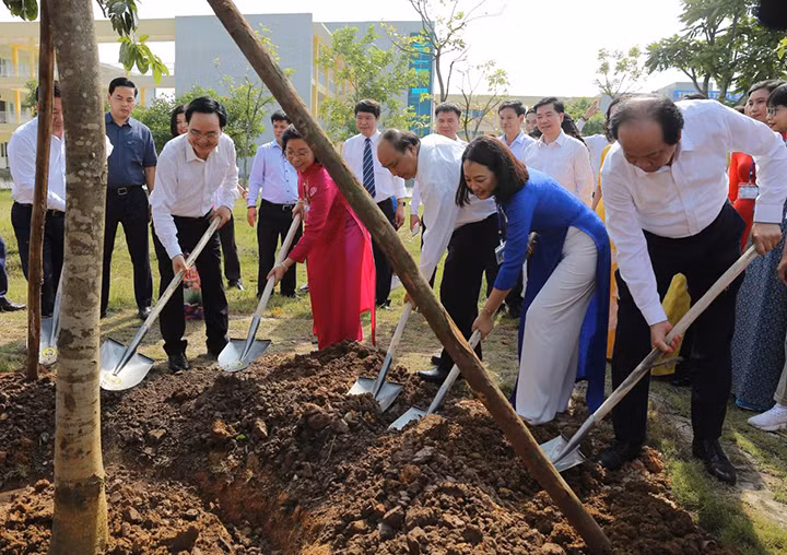 Nhân dịp này, đoàn công tác của Chính phủ và Bộ GD&ĐT đã trồng cây kỷ niệm tại sân trường.