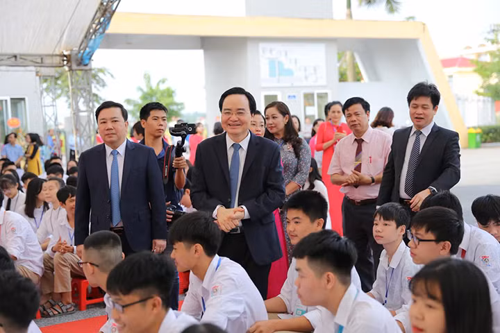 Bộ trưởng cũng gửi lời dặn dò, động viên tới hơn 1.500 em học sinh của trường.