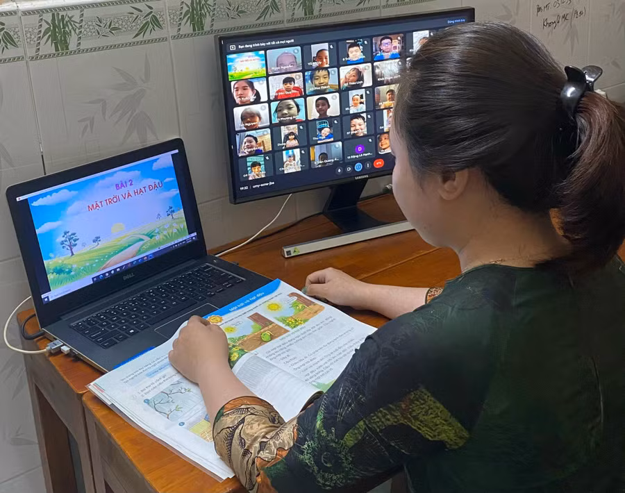 Đợt tháng 3/2022 dù bị nhiễm Covid-19 nhưng cô Vy vẫn nỗ lực dạy học trực tuyến cho học trò.
