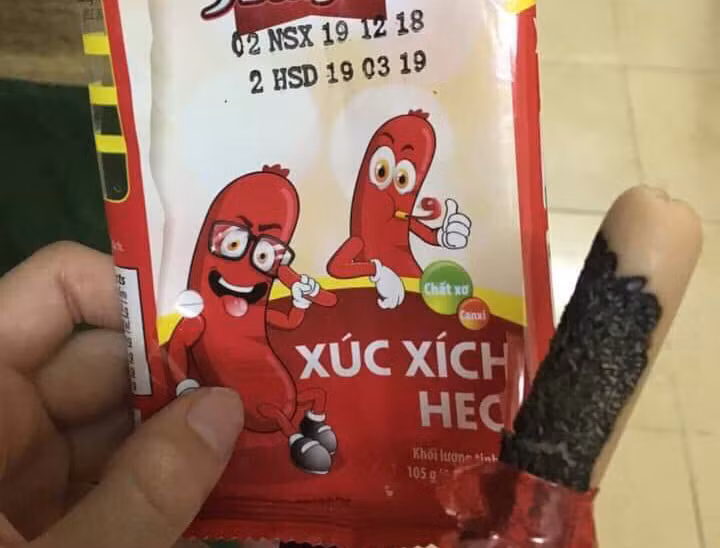 Xúc xích mốc đen dù vẫn còn hạn sử dụng.