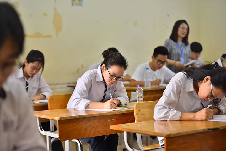 Thời tiết và giao thông nhìn chung thuận lợi cho thí sinh làm thủ tục dự thi.