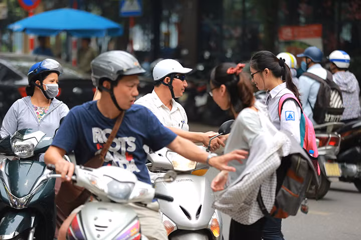 Phụ huynh dặn dò thí sinh trước khi vào phòng thi.