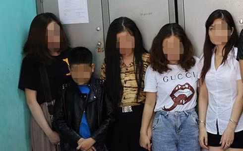 "Cu Thóc" bị bắt và phạt hành chính do dương tính với ma túy cùng nhóm bạn trong quán Karaoke. "Cu Thóc" bị bắt và phạt hành chính do dương tính với ma túy cùng nhóm bạn trong quán Karaoke.
