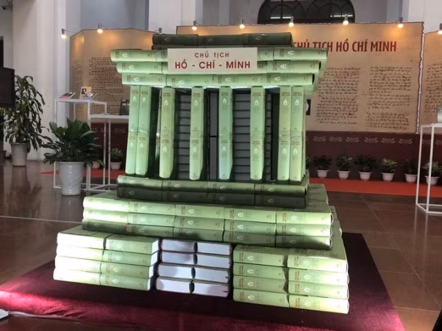 Mô hình Lăng Bác được xếp bằng những cuốn sách tư liệu.