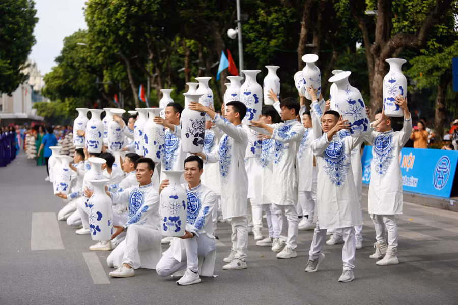 Trình diễn giới thiệu làng nghề Bát Tràng tại Lễ hội đường phố