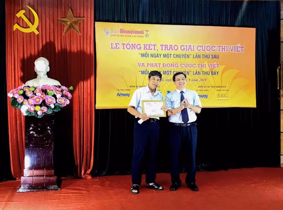Tổng Biên tập Báo Hànộimới Nguyễn Hoàng Long trao giải cho tác giả đoạt giải nhất cuộc thi.