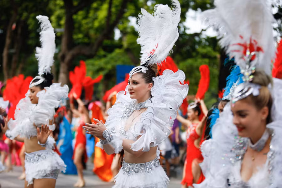 Các vũ công với màn trình diễn Carnival