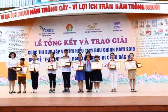 Đại diện lãnh đạo Hôi đồng Đội trung ương chúc mừng các thí sinh đoạt giải ba cuộc thi