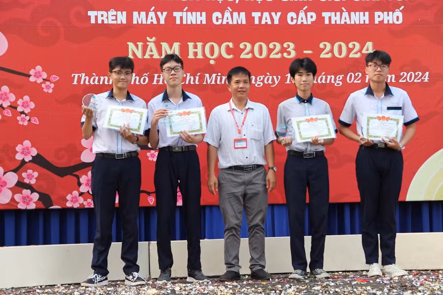 Trường THPT Bình Phú tuyên dương các học sinh. Trường THPT Bình Phú tuyên dương các học sinh.