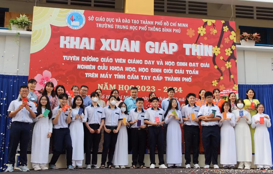 Giáo viên và học sinh Trường THPT Bình Phú vui mừng nhận lì xì đầu năm mới. Giáo viên và học sinh Trường THPT Bình Phú vui mừng nhận lì xì đầu năm mới.