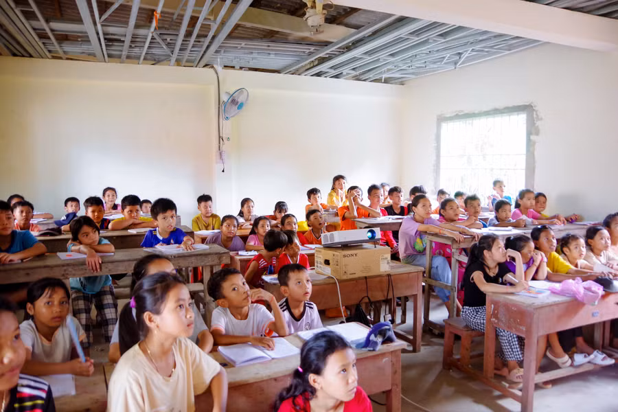 Các em học sinh chăm chú nghe giảng.