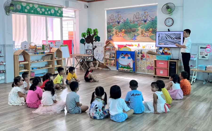 Tiết học của trẻ lớp Lá, Trường Mầm non Hoa Đào (quận 12, TPHCM).