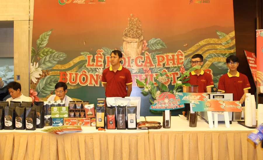 Tại buổi công bố, các đại biểu được tham quan, thưởng thức vị cà phê Buôn Ma Thuột.