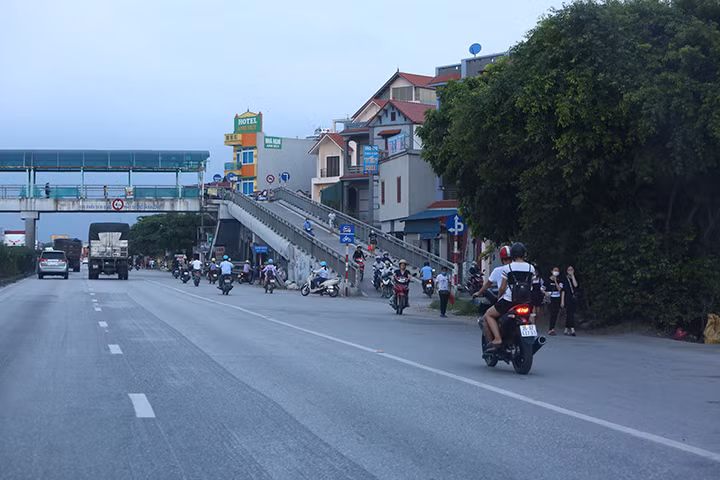 Các cầu vượt hiện nay chưa đủ đáp ứng và cũng chưa được thiết kế hợp lý.