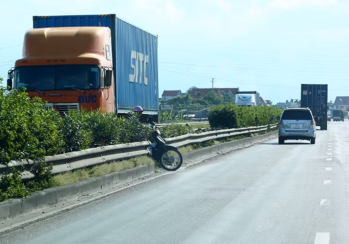 Nhiều lối mở tự phát do người dân dỡ rào để sang đường. Đây là một trong những nguyên nhân chính khiến tại nạn thường xuyên xảy ra.