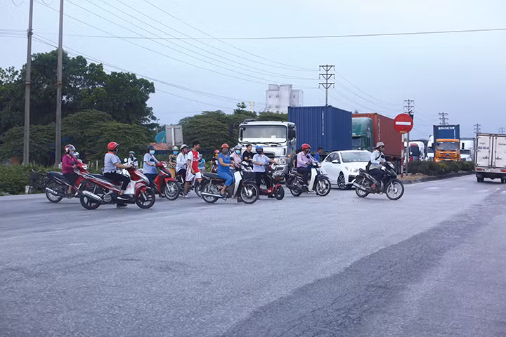 Dọc hai bên đường Quốc lộ 5 có rất nhiều nhà máy và khu dân cư. Nhiều năm nay Sở GTVT Hải Dương đã đề xuất xây đường gom và cầu vượt nhưng chưa được chấp thuận.