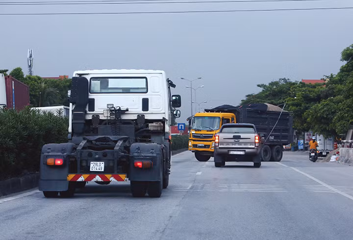 Giao thông hỗn loạn cũng là một phần nguyên nhân dẫn đến các vụ tai nạn. Trong ảnh: Xe tải ngang nhiên đi ngược chiều trên Quốc lộ 5, ảnh chụp chiều 26/7. Giao thông hỗn loạn cũng là một phần nguyên nhân dẫn đến các vụ tai nạn. Trong ảnh: Xe tải ngang nhiên đi ngược chiều trên Quốc lộ 5, ảnh chụp chiều 26/7.