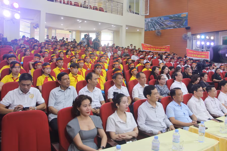 Chương trình thu hút đông đảo học sinh trên địa bàn thành phố Điện Biên Phủ, huyện Điện Biên tham gia theo dõi và cổ vũ. Chương trình thu hút đông đảo học sinh trên địa bàn thành phố Điện Biên Phủ, huyện Điện Biên tham gia theo dõi và cổ vũ.