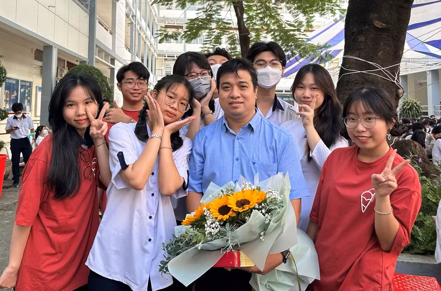 Thạc sĩ Lê Thanh Phúc, giáo viên dạy Toán Trường THPT Bùi Thị Xuân cùng học trò. Thạc sĩ Lê Thanh Phúc, giáo viên dạy Toán Trường THPT Bùi Thị Xuân cùng học trò.