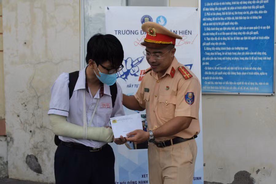 Lực lượng cảnh sát giao thông động viên em Tài trước khi bước vào thi môn Ngữ văn.