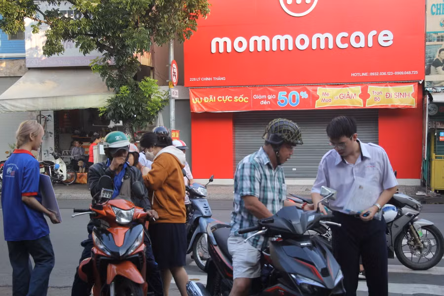 Phụ huynh đưa con em mình đến điểm thi THCS Lê Lợi từ rất sớm. Phụ huynh đưa con em mình đến điểm thi THCS Lê Lợi từ rất sớm.