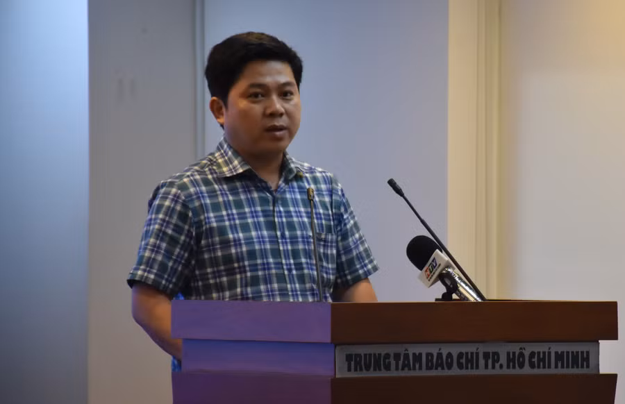 Ông Hồ Tấn Minh thông tin tại buổi họp báo.