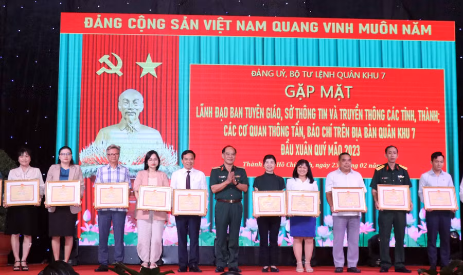 Lãnh đạo Quân khu 7 trao bằng khen cho các tập thể và cá nhân. Lãnh đạo Quân khu 7 trao bằng khen cho các tập thể và cá nhân.
