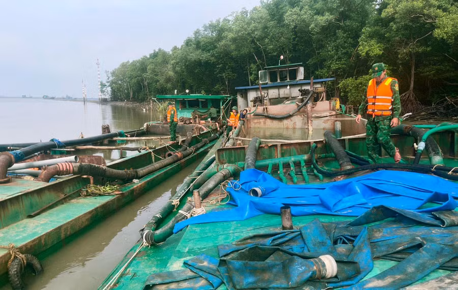 Tổ công tác đồn Biên phòng Long Hoà tiến hành kiểm tra phương tiện bơm hút cát trái phép.