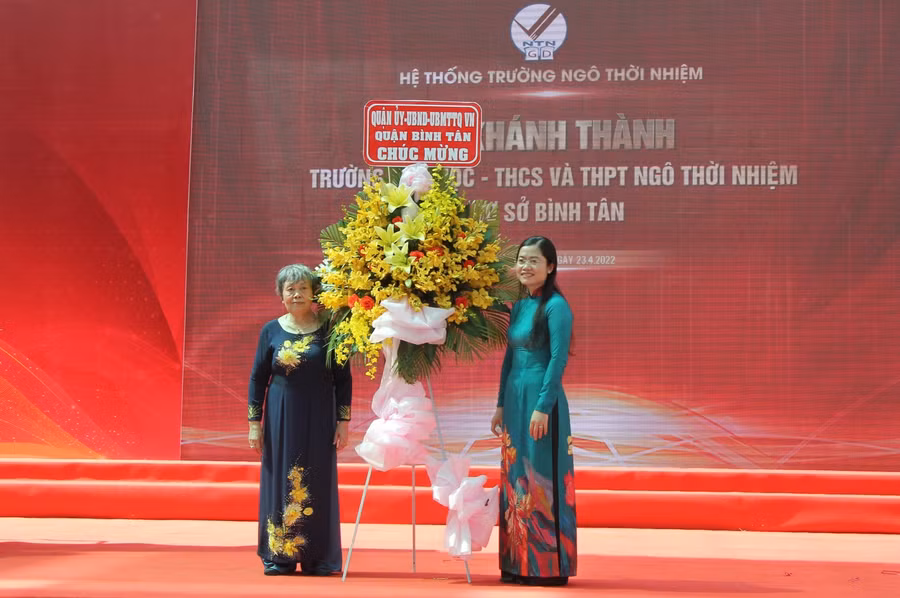 Lãnh đạo Quận Bình Tân tặng hoa chúc mừng Hệ thống Trường Ngô Thời Nhiệm.