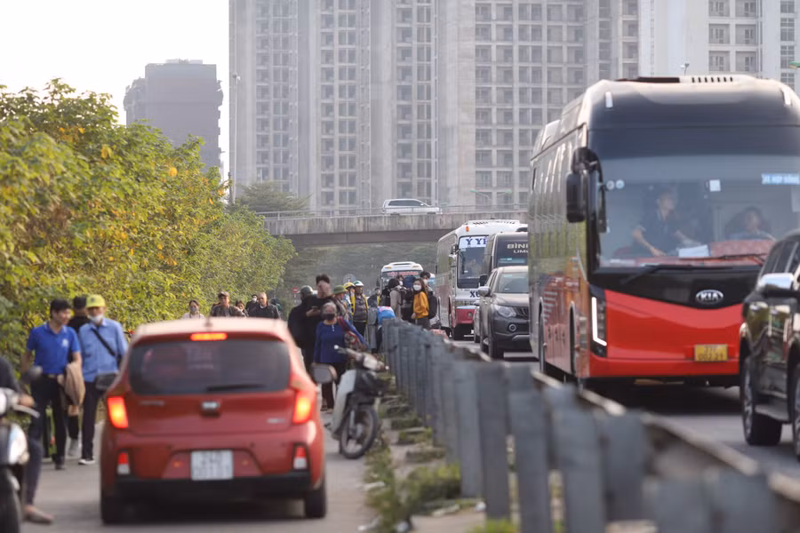 Đôi lúc đường gom cũng ùn tắc do tài xế xe "ôm", taxi đứng chờ đón khách. Đôi lúc đường gom cũng ùn tắc do tài xế xe "ôm", taxi đứng chờ đón khách.