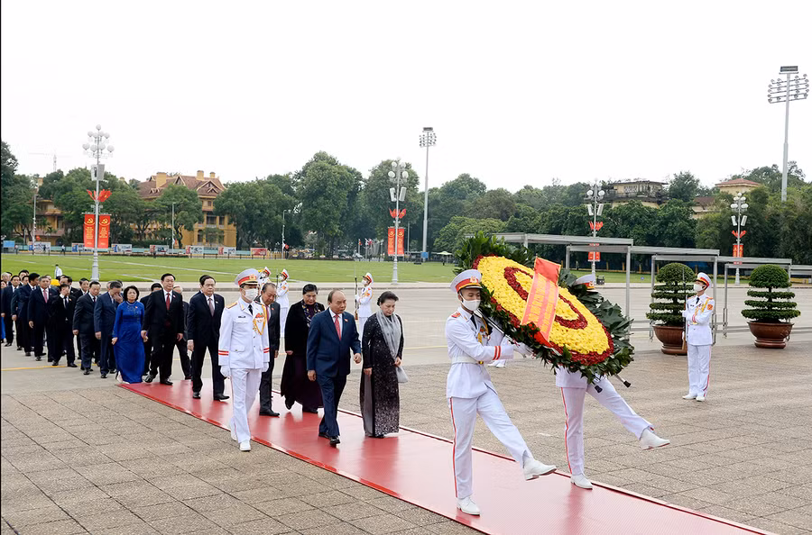 ĐBQH đặt vòng hoa và vào Lăng viếng Chủ tịch Hồ Chí Minh.