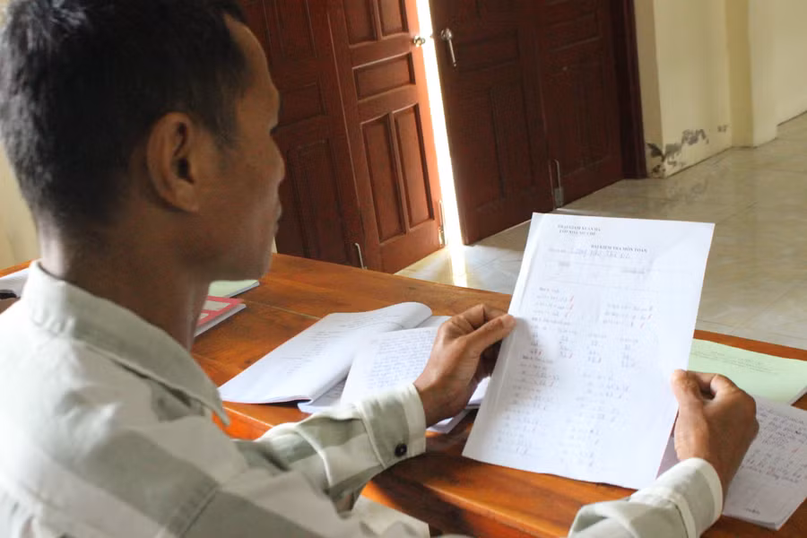 Nhiều phạm nhân quyết tâm học chữ để sớm viết thư về cho gia đình. Nhiều phạm nhân quyết tâm học chữ để sớm viết thư về cho gia đình.