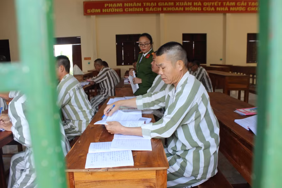 Lớp học xóa mù chữ cho phạm nhân tại Trại giam Xuân Hà.