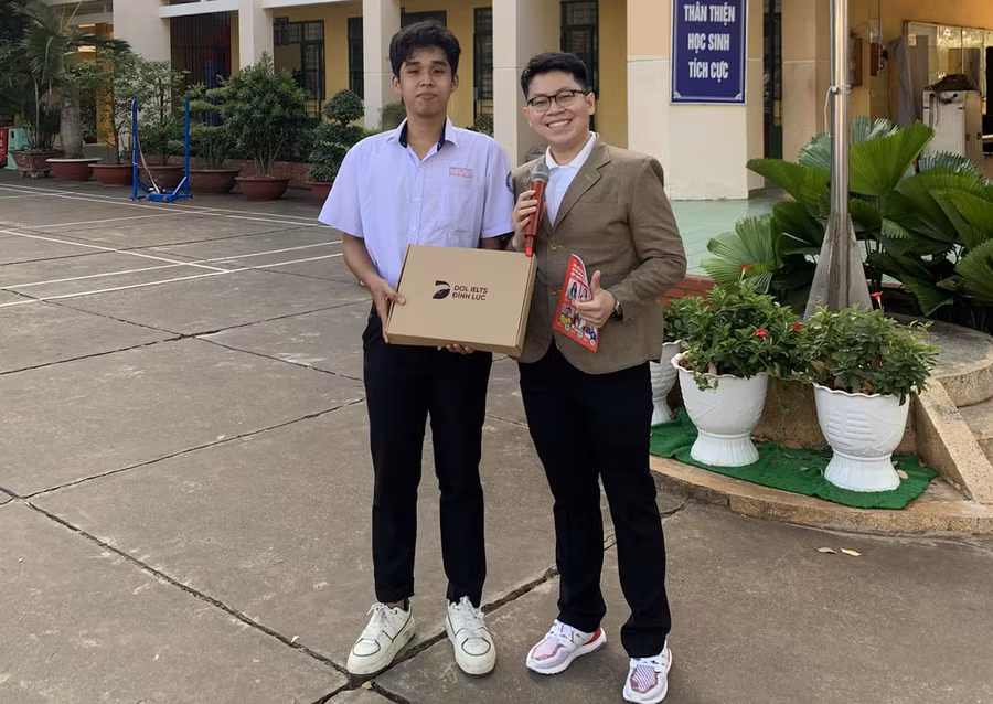 Các bạn học sinh THPT Nguyễn Huệ hăng hái trả lời câu hỏi từ diễn giả Anh Minh.