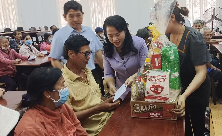 Bà Trần Kim Yến tặng quà cho người dân huyện Gò Dầu.