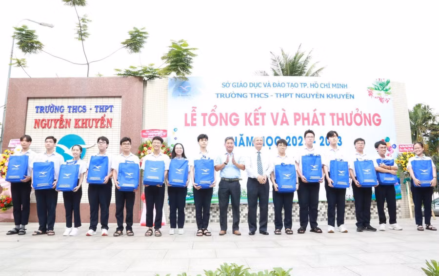 Lương Huy (thứ 6 từ trái qua) cùng các học sinh có điểm đánh giá năng lực trên 1.000 được Trường THCS - THPT Nguyễn Khuyến khen thưởng. (Ảnh: NVCC). Lương Huy (thứ 6 từ trái qua) cùng các học sinh có điểm đánh giá năng lực trên 1.000 được Trường THCS - THPT Nguyễn Khuyến khen thưởng. (Ảnh: NVCC).