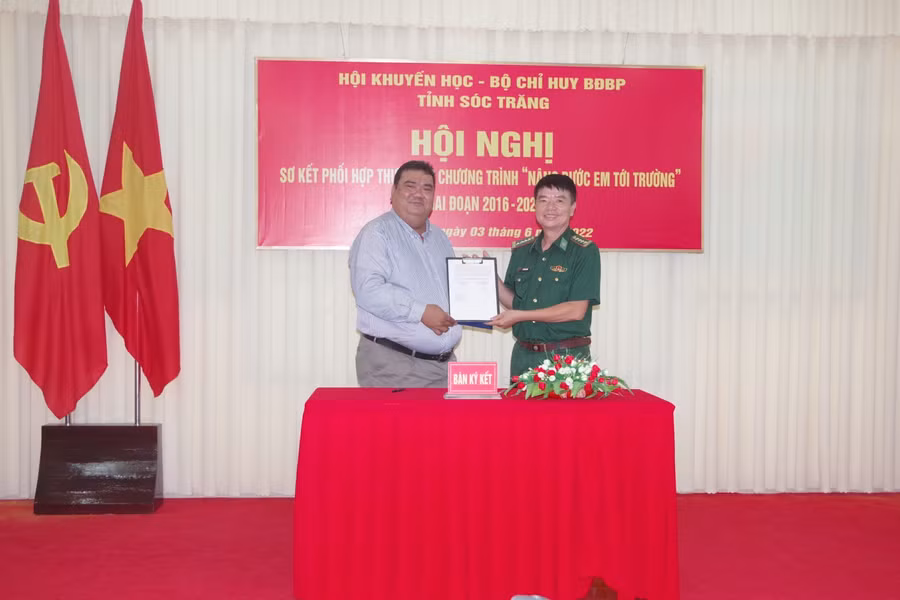 Đại diện bộ đội Biên phòng tỉnh Sóc Trăng và Hội khuyến học tỉnh ký kết chương trình phối hợp giai đoạn 2022-2027.