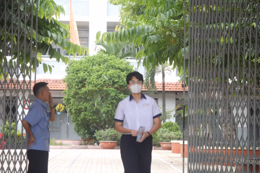 Những thí sinh đầu tiên rời phòng thi.