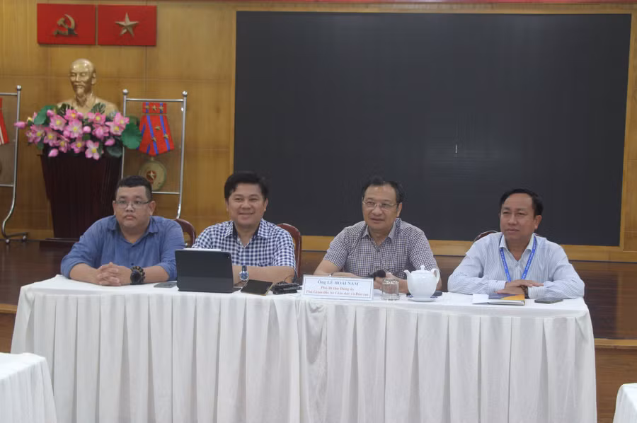 Ông Lê Hoài Nam (thứ 2 từ phải qua) thông tin về kỳ thi tuyển sinh lớp 10.