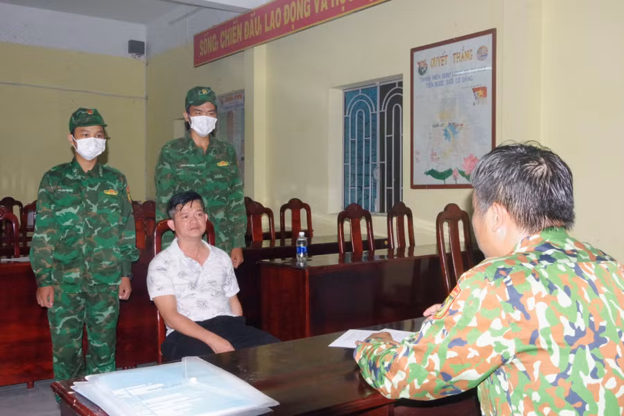 Cán bộ Đồn Biên phòng Thuận Bình lấy lời khai đối tượng Cường. Cán bộ Đồn Biên phòng Thuận Bình lấy lời khai đối tượng Cường.