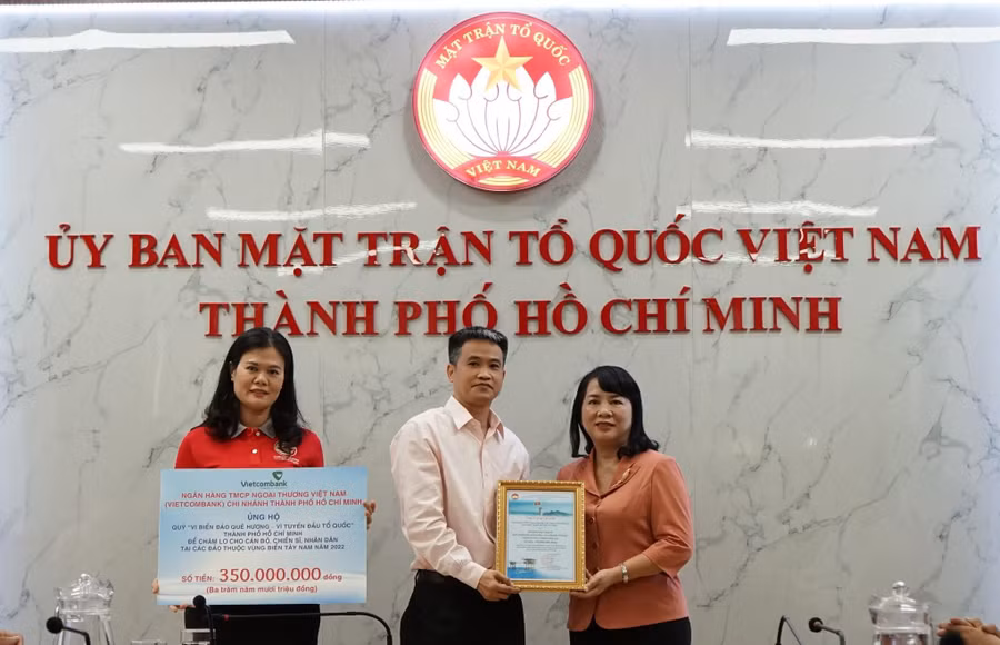 Bà Trần Kim Yến tiếp nhận ủng hộ và trao cảm ơn đến đơn vị đồng hành.