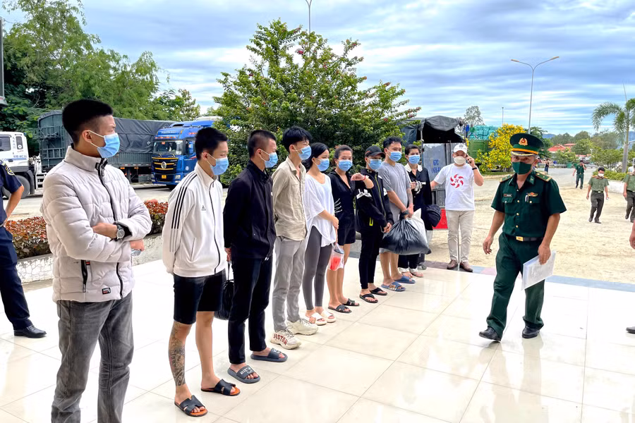 Các công dân thực hiện thủ tục nhập cảnh về Việt Nam theo quy định của pháp luật. Các công dân thực hiện thủ tục nhập cảnh về Việt Nam theo quy định của pháp luật.