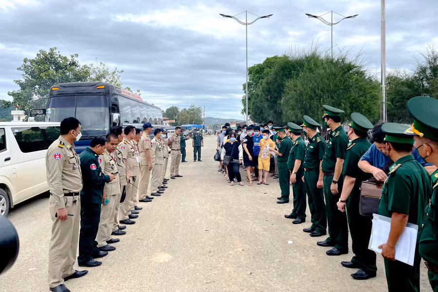 Lực lượng chức năng Việt Nam và Campuchia phối hợp tiếp nhận công dân Việt Nam trở về thông qua Cửa khẩu quốc tế Tịnh Biên, huyện Tịnh Biên, tỉnh An Giang. Lực lượng chức năng Việt Nam và Campuchia phối hợp tiếp nhận công dân Việt Nam trở về thông qua Cửa khẩu quốc tế Tịnh Biên, huyện Tịnh Biên, tỉnh An Giang.