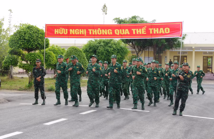 Cán bộ, chiến sĩ biên phòng tham gia Ngày chạy thể thao quân sự kết hợp Ngày chạy Olympic vì sức khoẻ toàn dân.