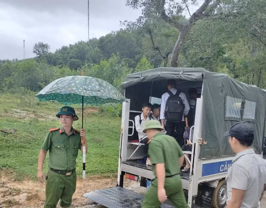 Lực lượng chức năng dùng xe chuyên dụng hỗ trợ học sinh tới trường. Lực lượng chức năng dùng xe chuyên dụng hỗ trợ học sinh tới trường.