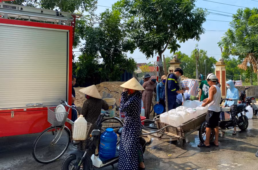 Người dân chuẩn bị dụng cụ đi lấy nước sinh hoạt.