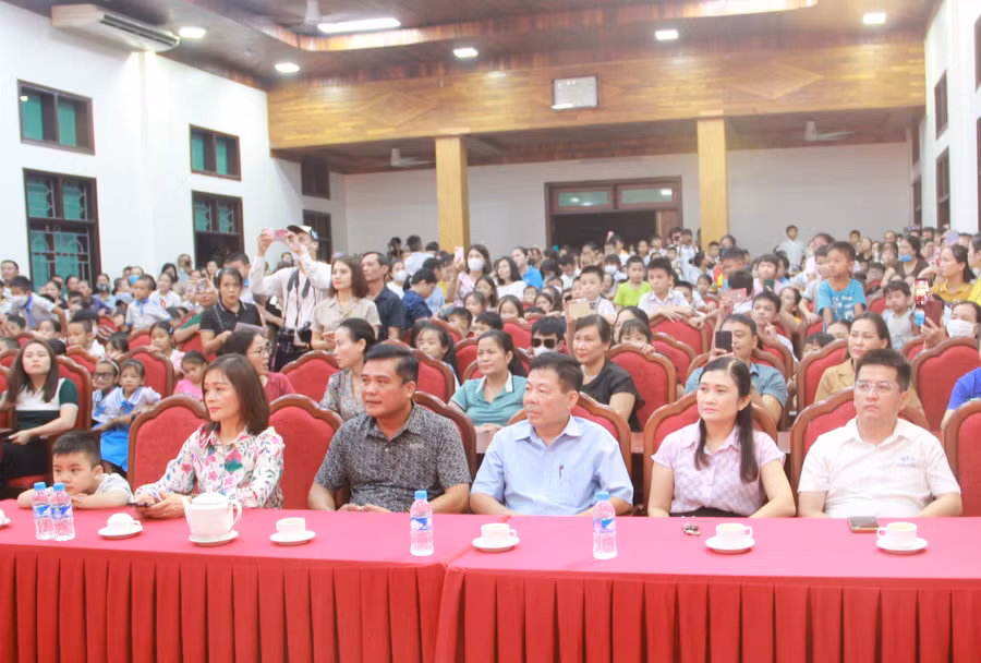 Chương trình có sự tham dự của đại diện lãnh đạo UBND TP Hà Tĩnh cùng các phòng ban, đoàn thể; đơn vị doanh nghiệp, nhà hảo tâm và đông đảo bậc phụ huynh, học sinh trên địa bàn TP Hà Tĩnh.