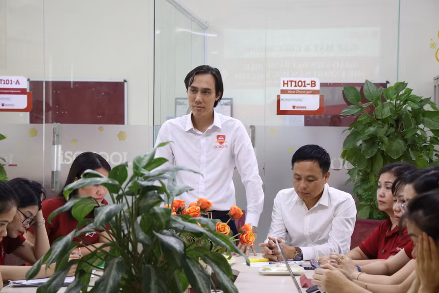 Ông Trần Hải Ngọc - Hiệu trưởng iSchool Hà Tĩnh phát biểu tại buổi gặp mặt. Ông Trần Hải Ngọc - Hiệu trưởng iSchool Hà Tĩnh phát biểu tại buổi gặp mặt.